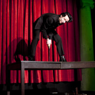 Titel: Burmester und Feigel's: Hermetischer Garten. Konzept: Joern J Burmester und Florian Feigl, Mitarbeit Joy Harder. No model release. Copyright: david baltzer/bildbuehne.de. Ort: Kantine der Sophiensaele Berlin. Abend des 22. November 2013: Zaubermaschinen. Mit: Joern J Burmester, Florian Feigl, Joy Harder als Zaubertricksi, Matthias Anton, Augusto Corrieri, Brian Catling, Dorte Wium u.a..