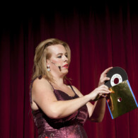 Titel: Burmester und Feigel's: Hermetischer Garten. Konzept: Joern J Burmester und Florian Feigl, Mitarbeit Joy Harder. No model release. Copyright: david baltzer/bildbuehne.de. Ort: Kantine der Sophiensaele Berlin. Abend des 22. November 2013: Zaubermaschinen. Mit: Joern J Burmester, Florian Feigl, Joy Harder als Zaubertricksi, Matthias Anton, Augusto Corrieri, Brian Catling, Dorte Wium u.a..