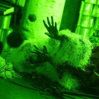 Titel: Teotwawki. Ensembleproduktion von Burmester & Feigl. Ort: Sophiensaele. UA: 1. Oktober 2014. No model release. Copyright: david baltzer/bildbuehne.de. Performer: Florian Feigl u.a..